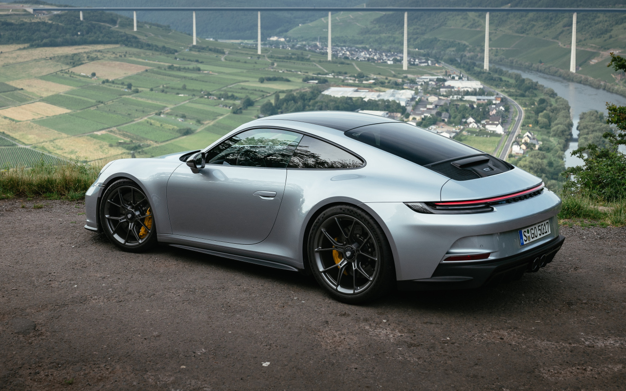 Серебристый автомобиль Porsche 911 GT3 Touring PDK 2021 года