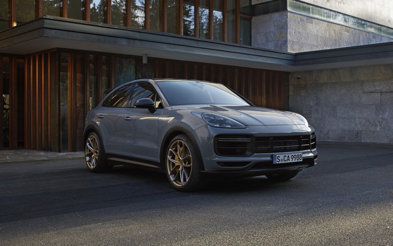 Кроссовер Porsche Cayenne Turbo GT 2021 года у здания