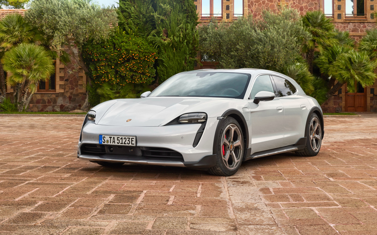 Автомобиль Porsche Taycan 4S Cross Turismo 2021 года у стены
