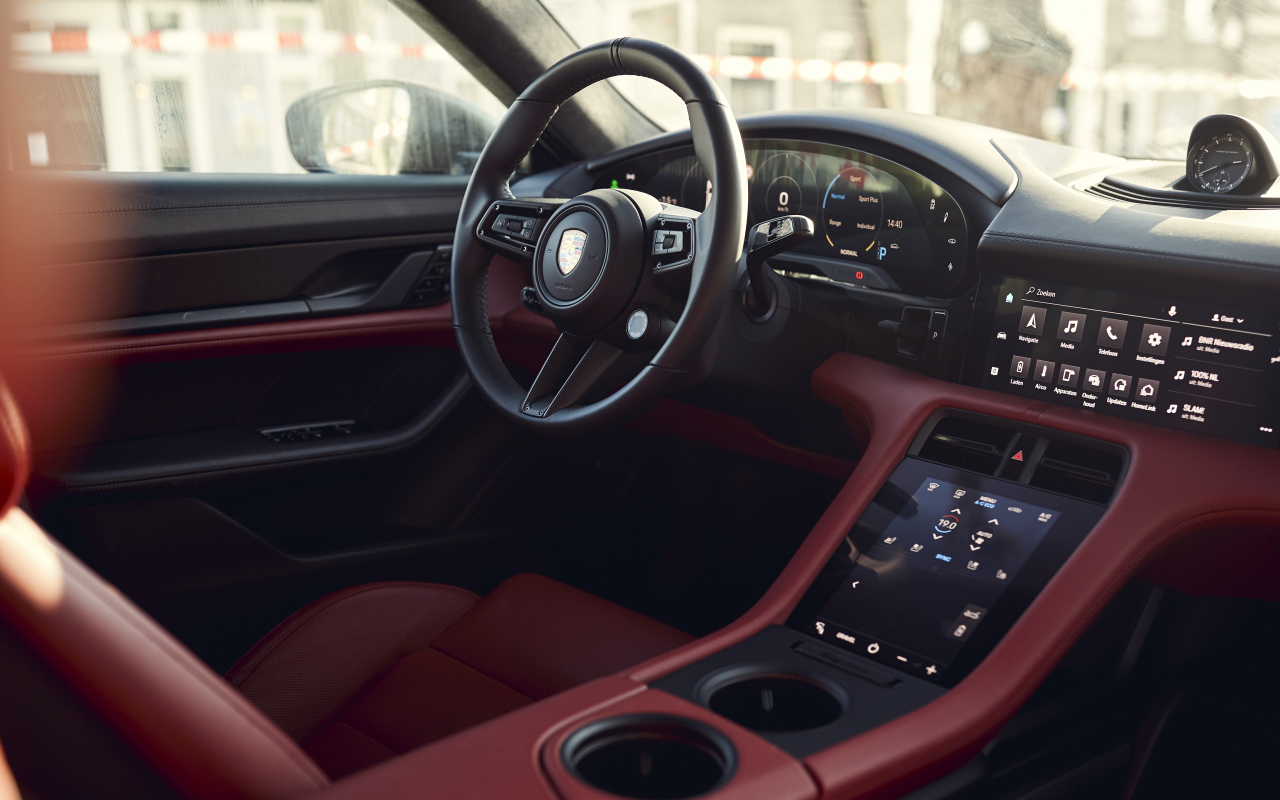 Кожаный салон автомобиля Porsche Taycan Turbo S Cross Turismo 2021 года