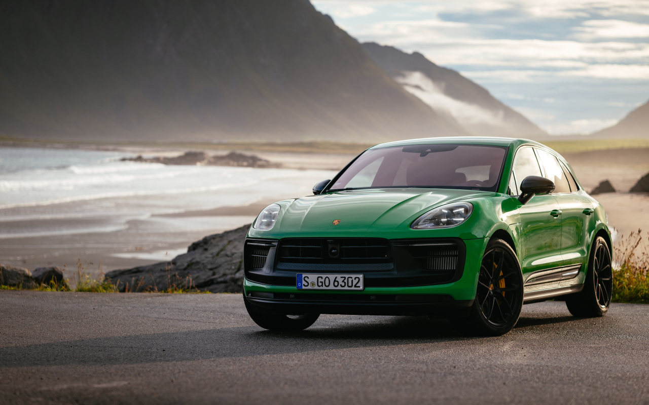 Зеленый Porsche Macan GTS Sport Package 2021 года на фоне гор