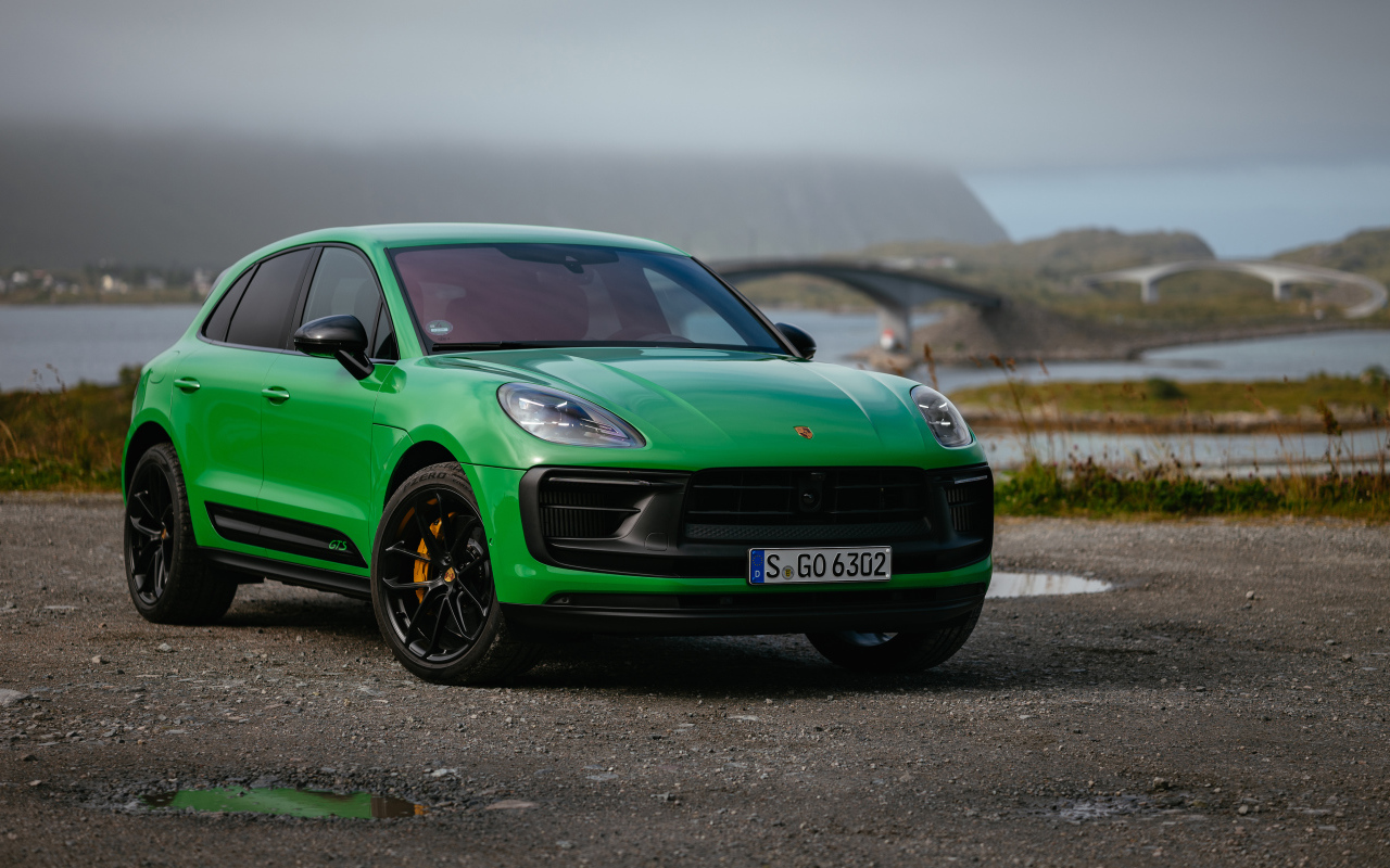 Зеленый автомобиль  Porsche Macan GTS Sport Package 2021 года на фоне моста