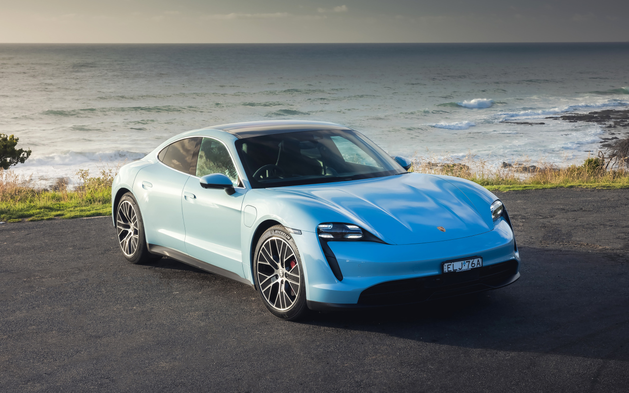 Автомобиль Porsche Taycan 4S у моря