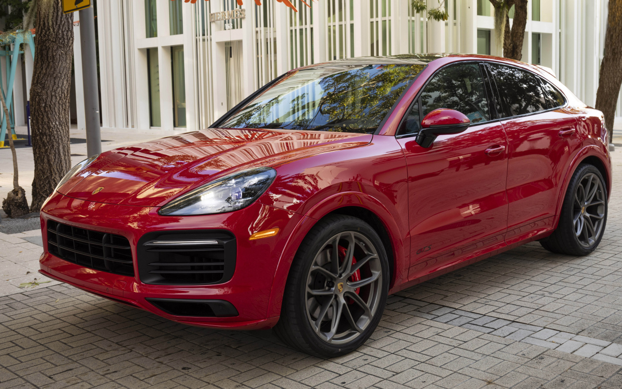 Красный кроссовер Porsche Cayenne GTS, 2021 года