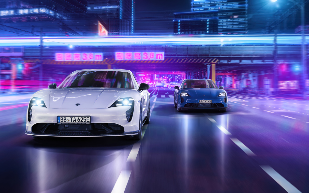 Два автомобиля Porsche Taycan Aerokit 2021 года на трассе