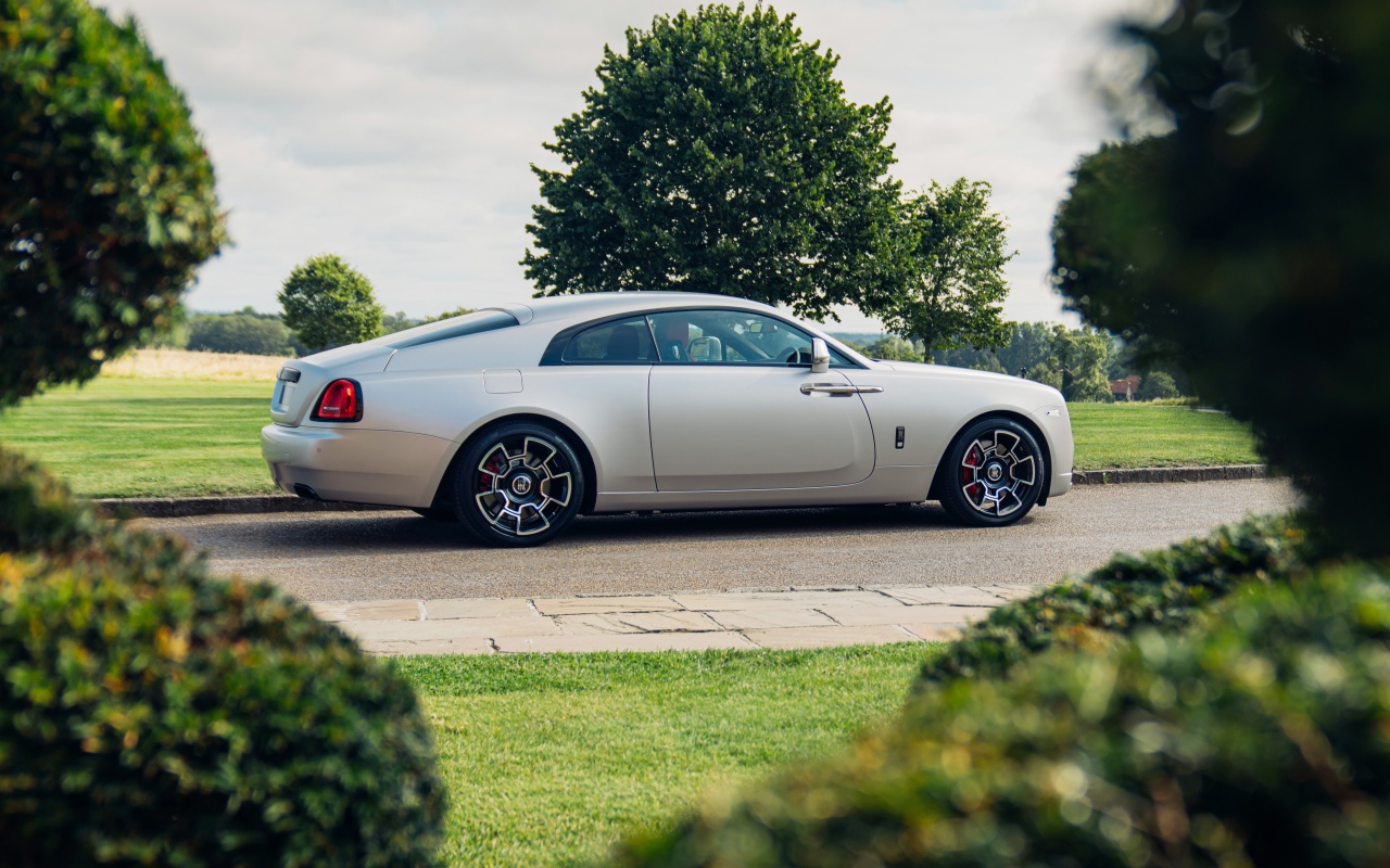 Автомобиль Rolls-Royce Black Badge Wraith 2021 года вид сбоку