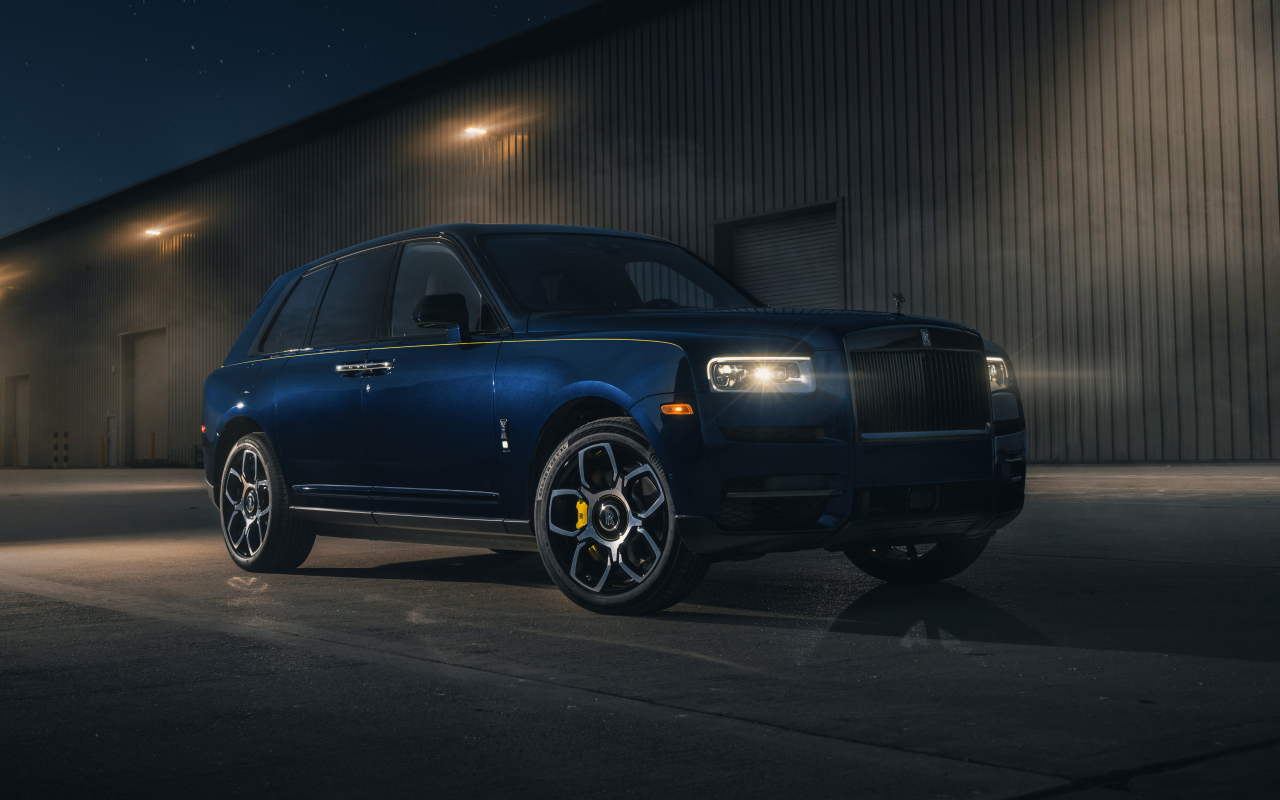 Дорогой стильный внедорожник Rolls-Royce Cullinan Black Badge 2021 года