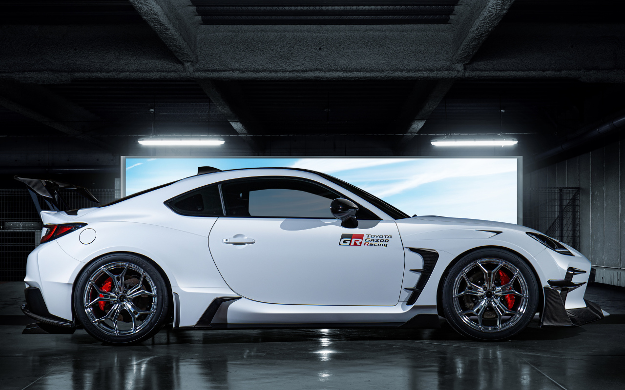 Белый автомобиль Toyota GR 86 GR Parts Concept 2021 года вид сбоку