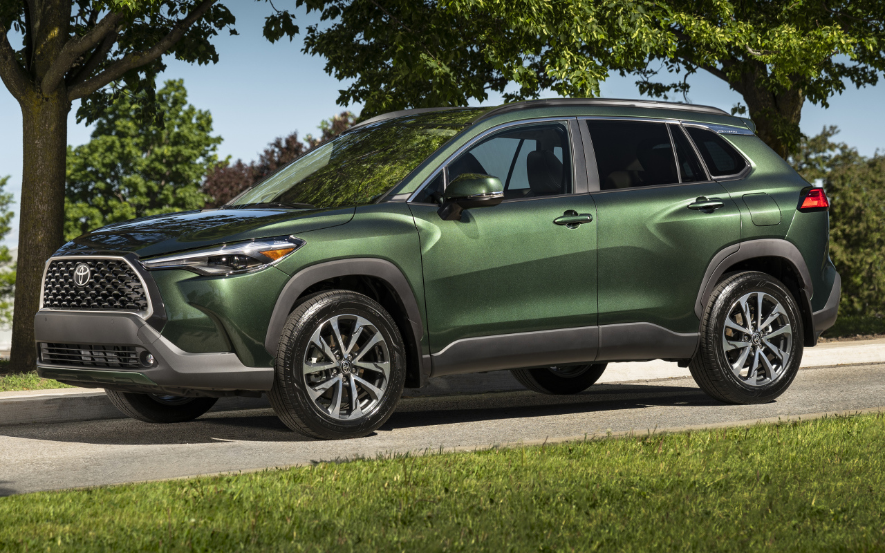 Зеленый автомобиль Toyota Corolla Cross XLE AWD, 2022 года