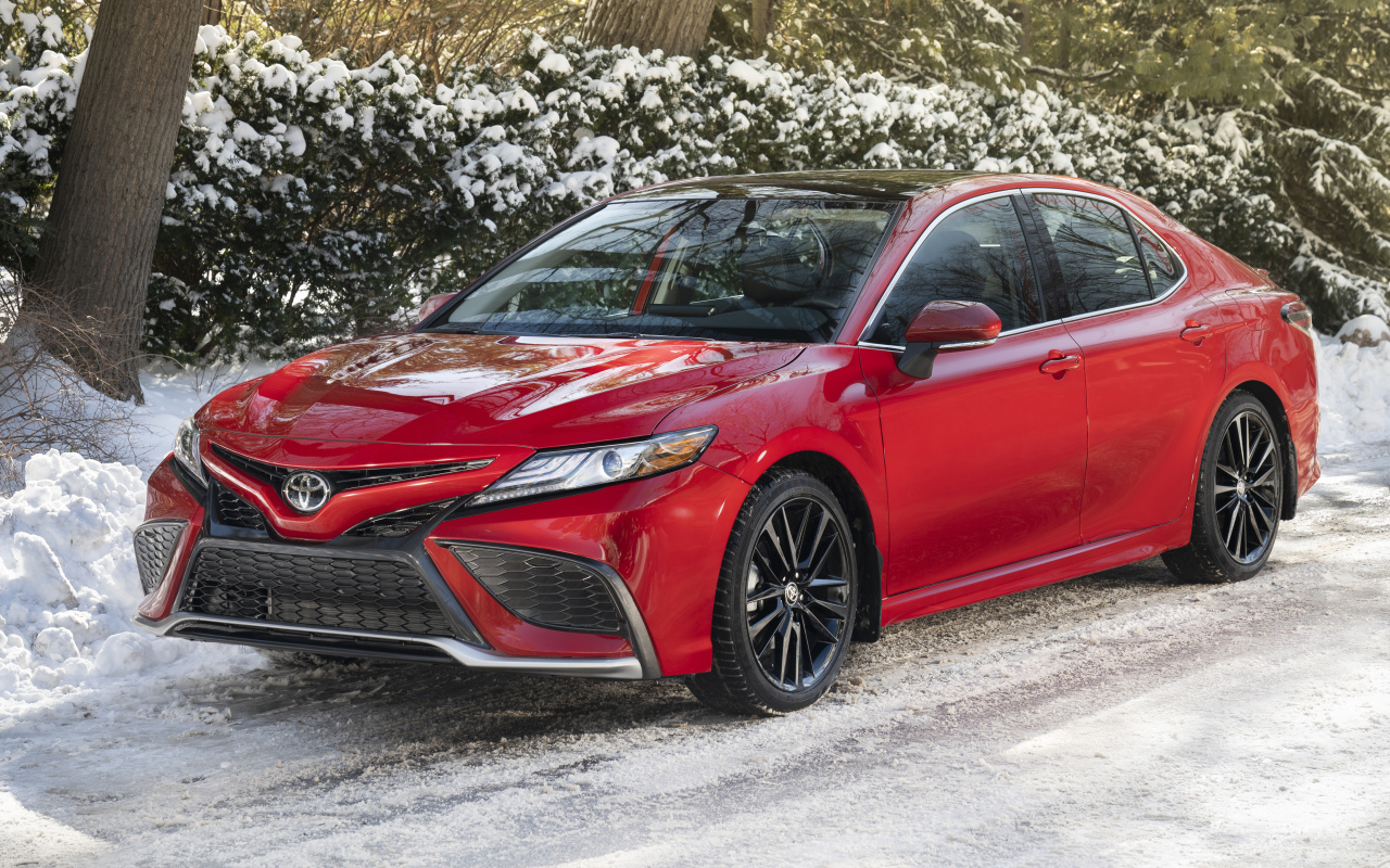 Красный автомобиль  Toyota Camry XSE AWD, 2021 года зимой