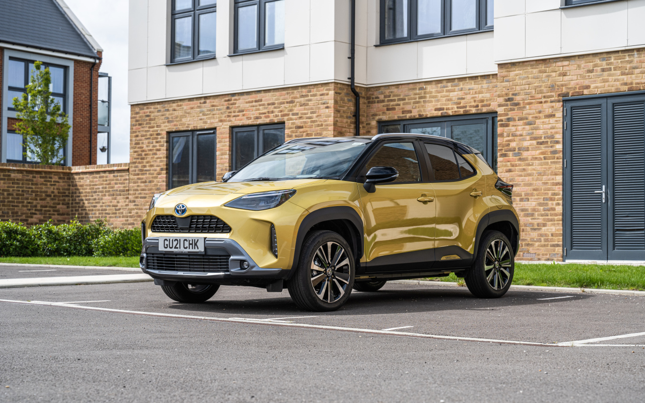 Внедорожник Toyota Yaris  у дома