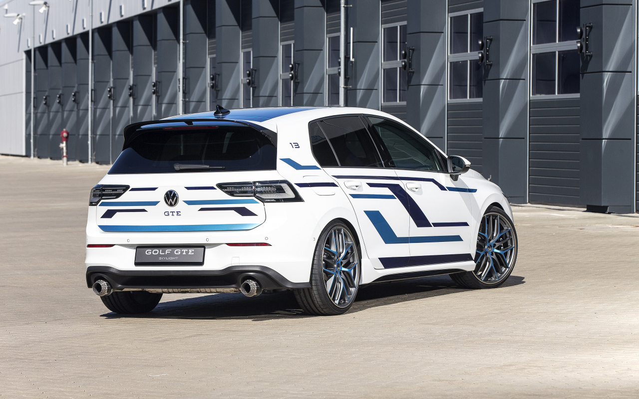 Автомобиль Volkswagen Golf GTE Skylight 2021  года вид сзади