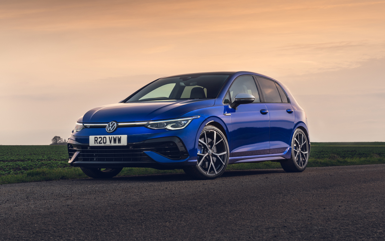 Синий автомобиль Volkswagen Golf R 2021 года