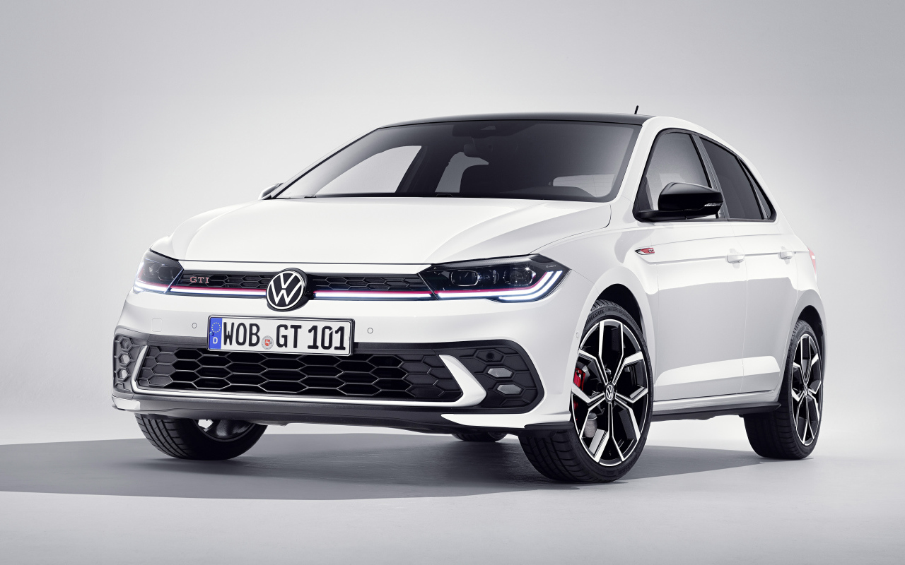 Белый автомобиль  Volkswagen Polo GTI 2021  года вид спереди