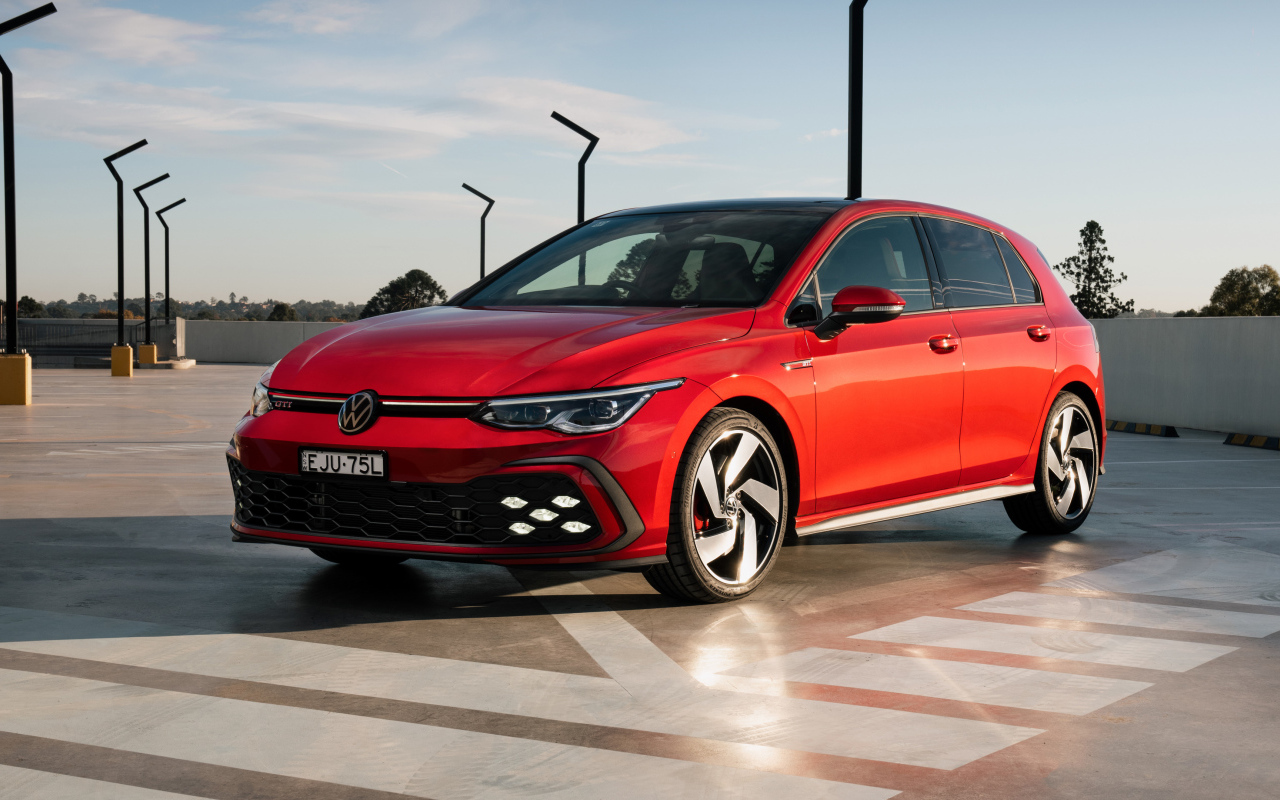 Красный Volkswagen Golf GTI 2021 года