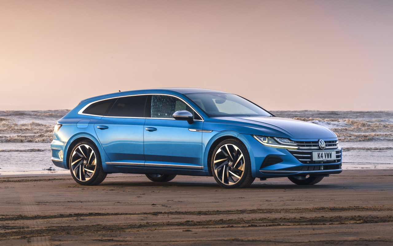 Автомобиль Volkswagen Arteon Shooting Brake Elegance  на фоне моря