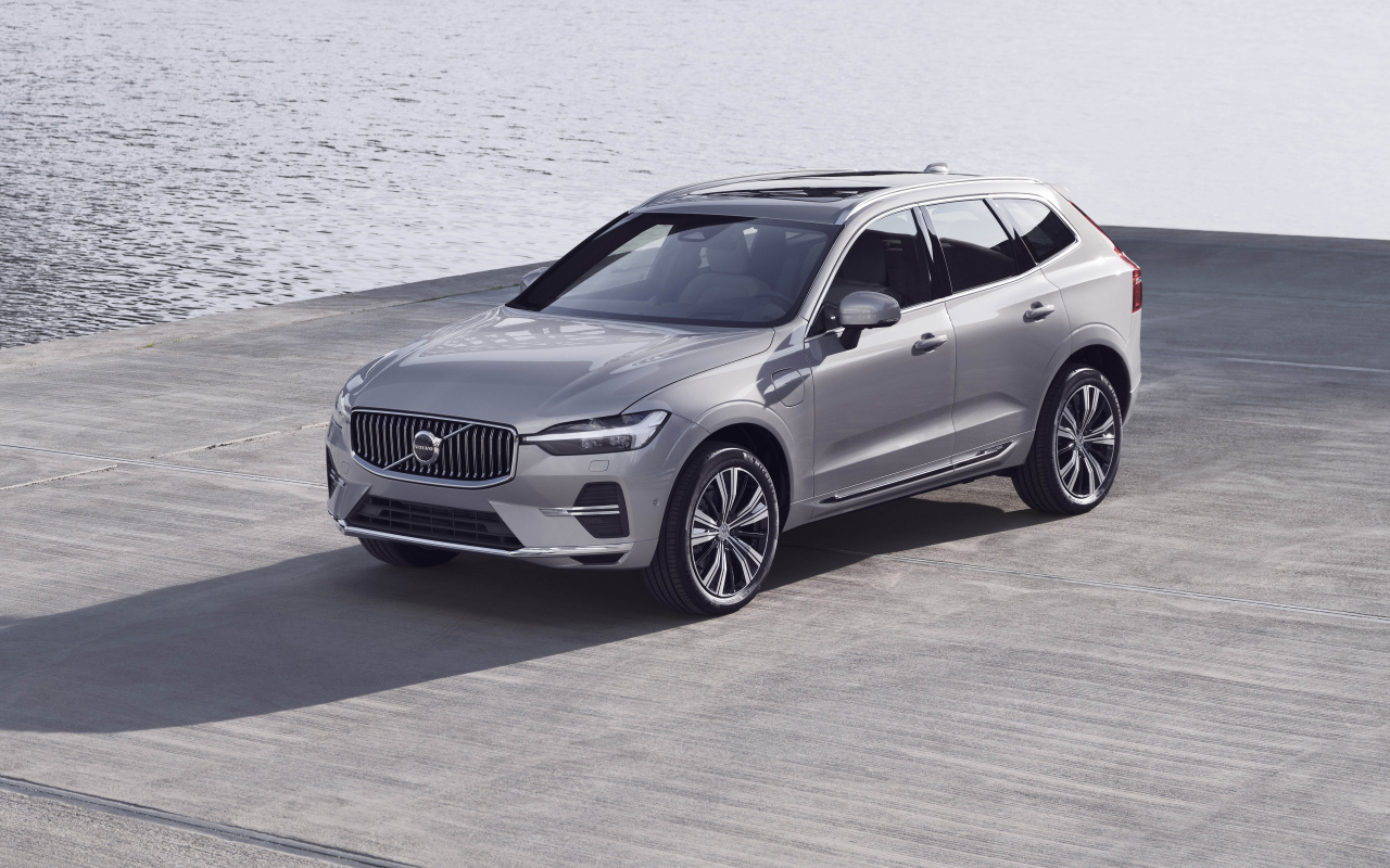 Серебристый автомобиль Volvo XC60 T8 Recharge AWD, 2021 года у воды