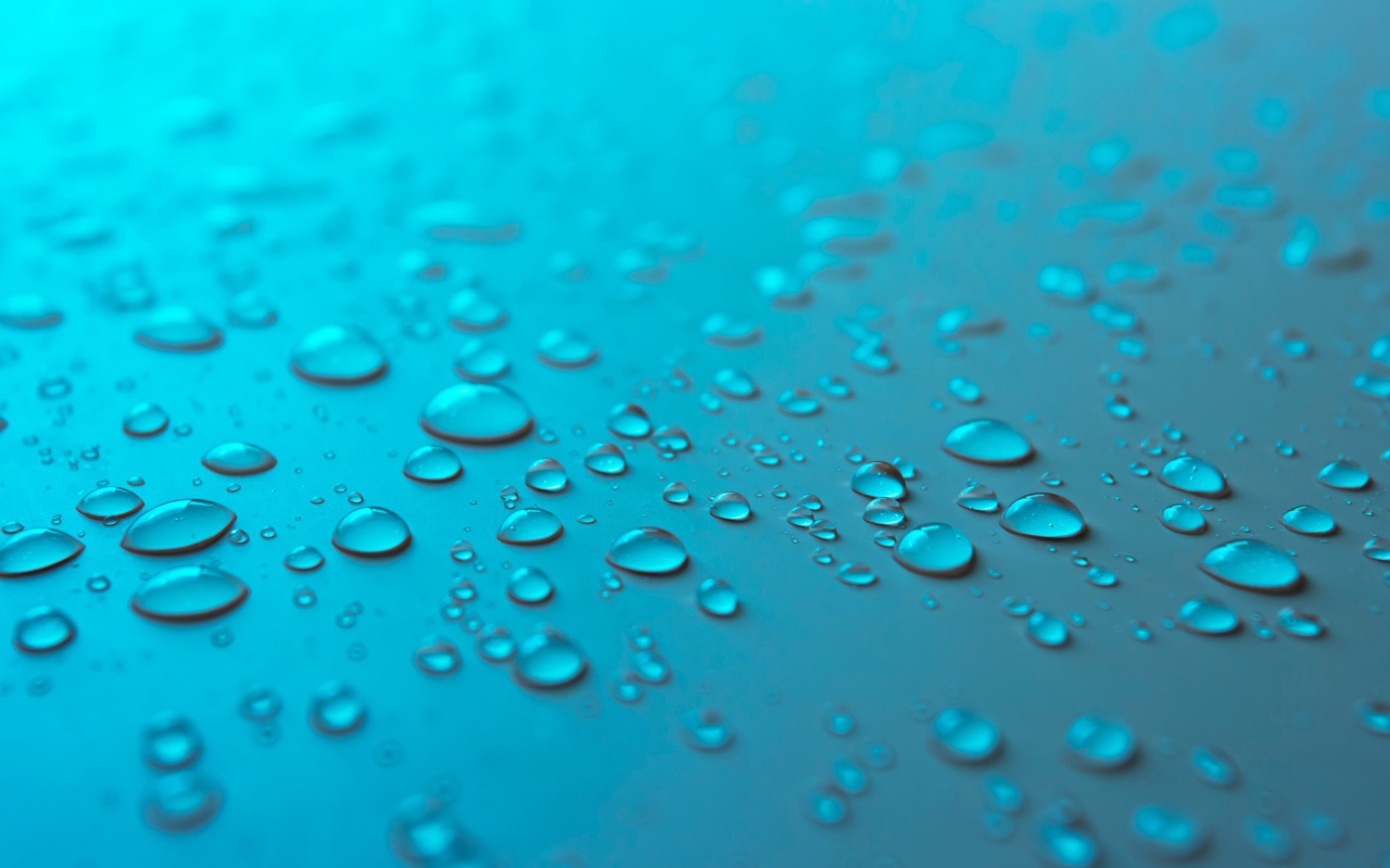 Голубой фон с каплями воды на поверхности
