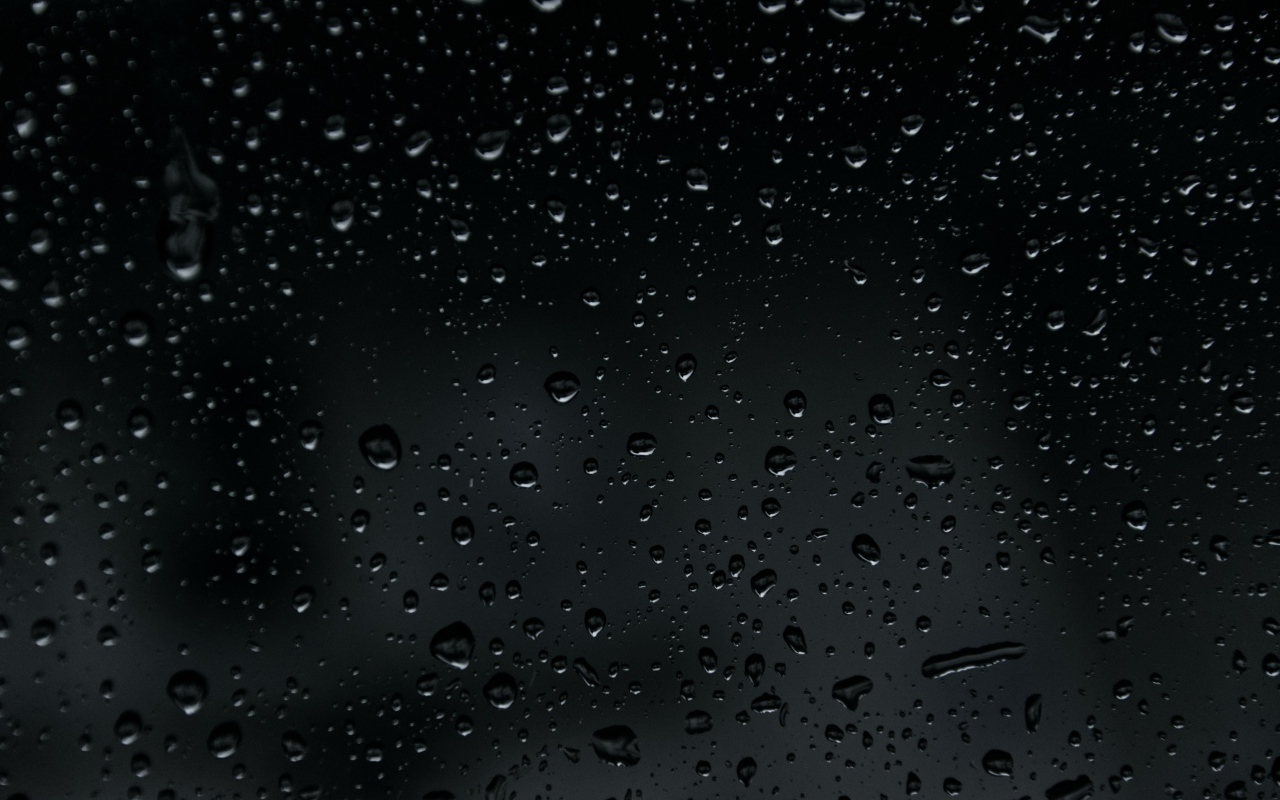 Брызги дождя на черном фоне 