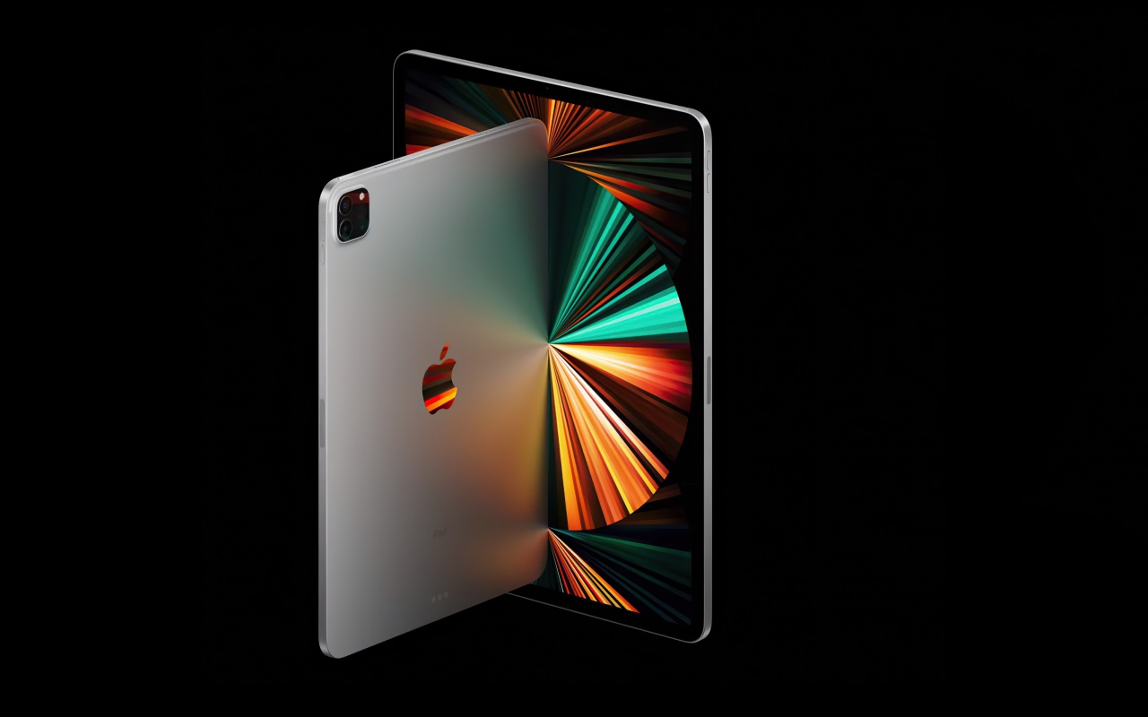 Тонкий  iPad Pro 2021 года на черном фоне