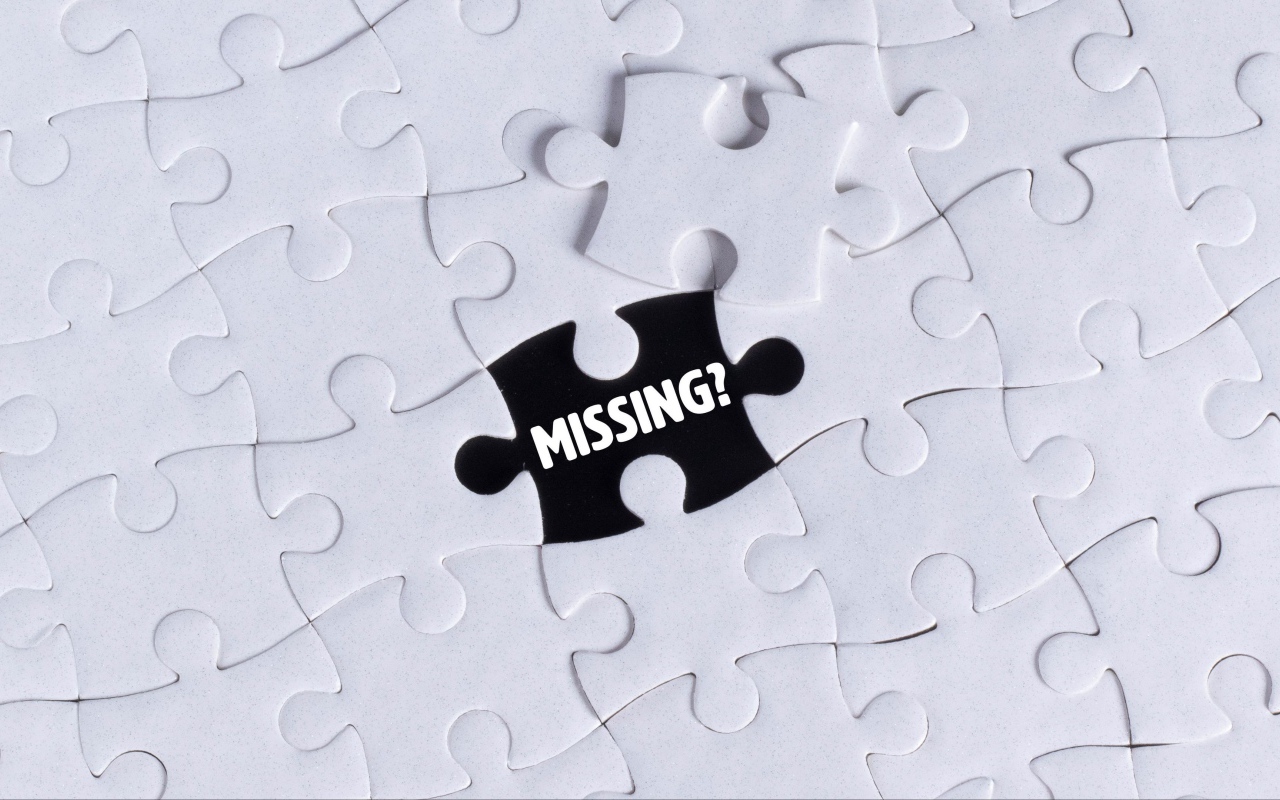 Черный пазл на белой картинке 