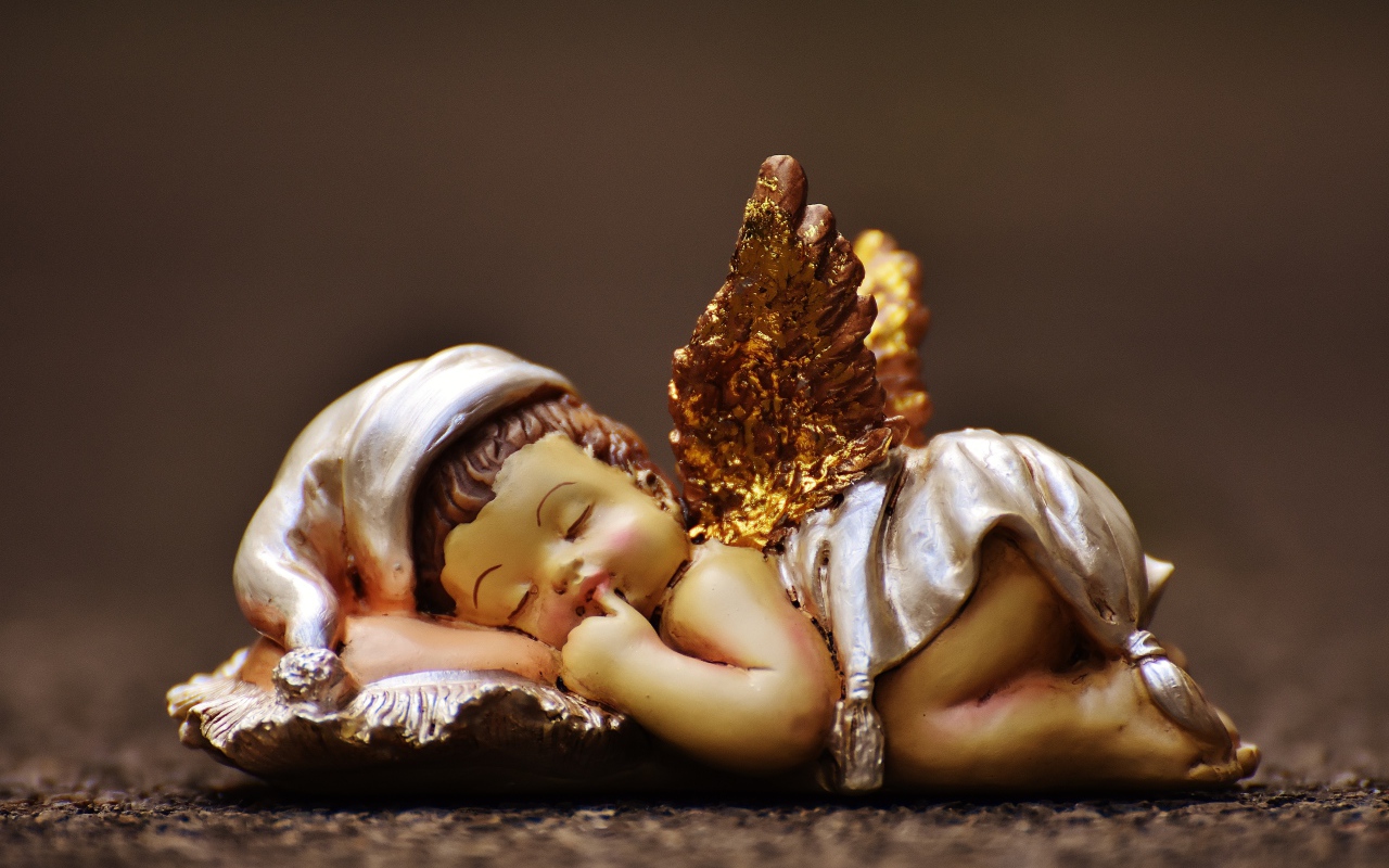 Статуэтка спящий купидон 