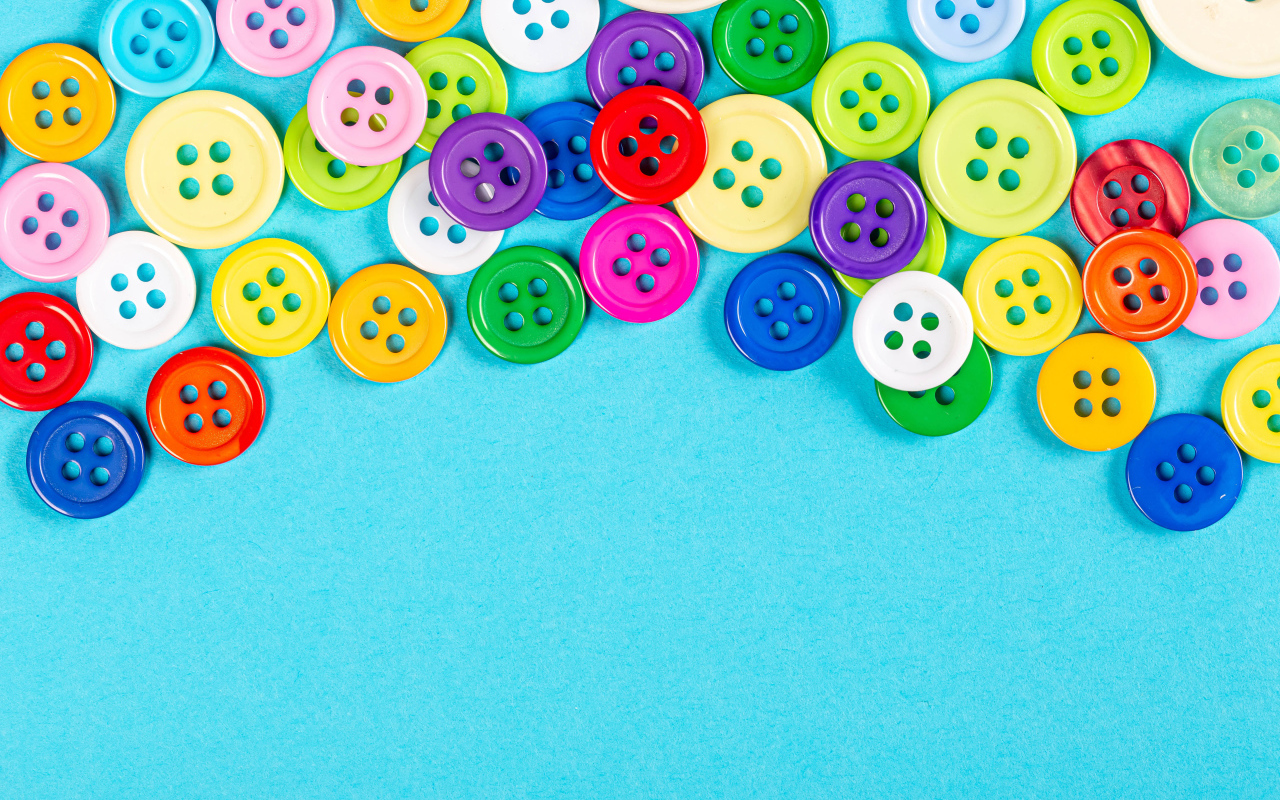 Разноцветные пуговицы на голубом фоне