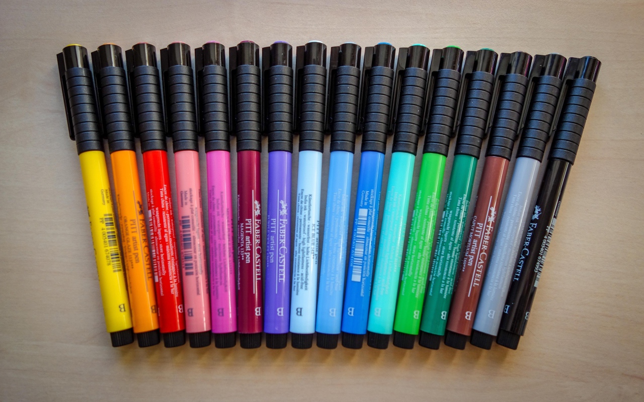 Разноцветные фломастеры с черными колпачками