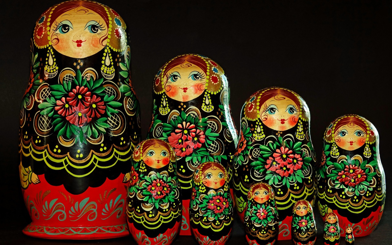 Фигурки матрешки с народным орнаментом