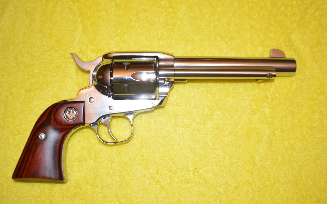 Револьвер 45 Colt на желтом фоне