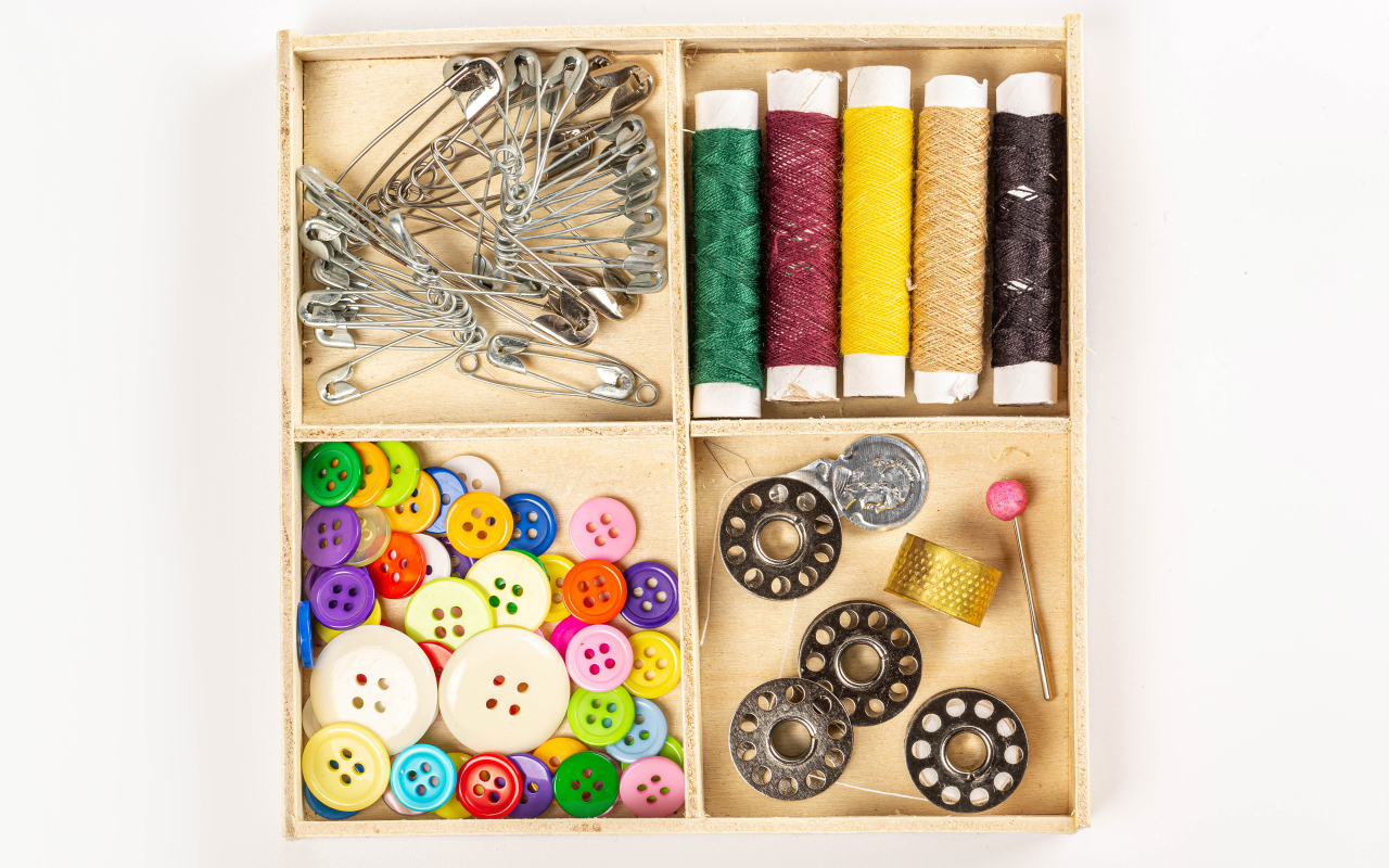 Набор для шитья на белом фоне