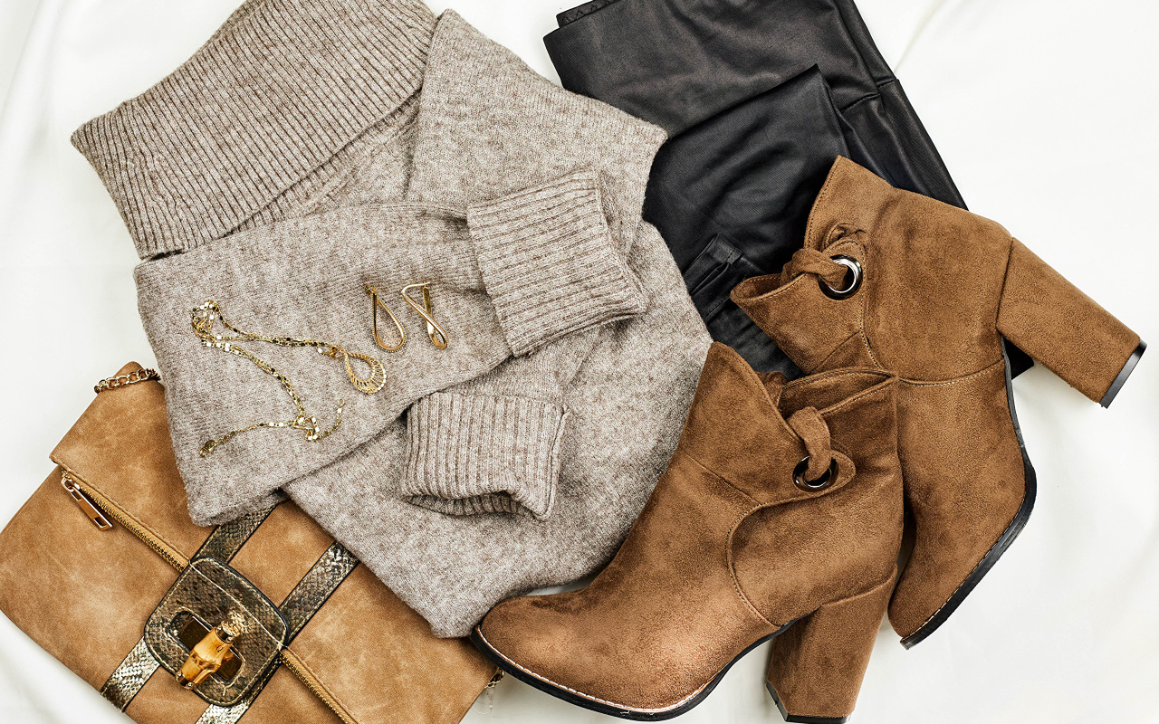 Свитер,сапоги и сумка на белом фоне