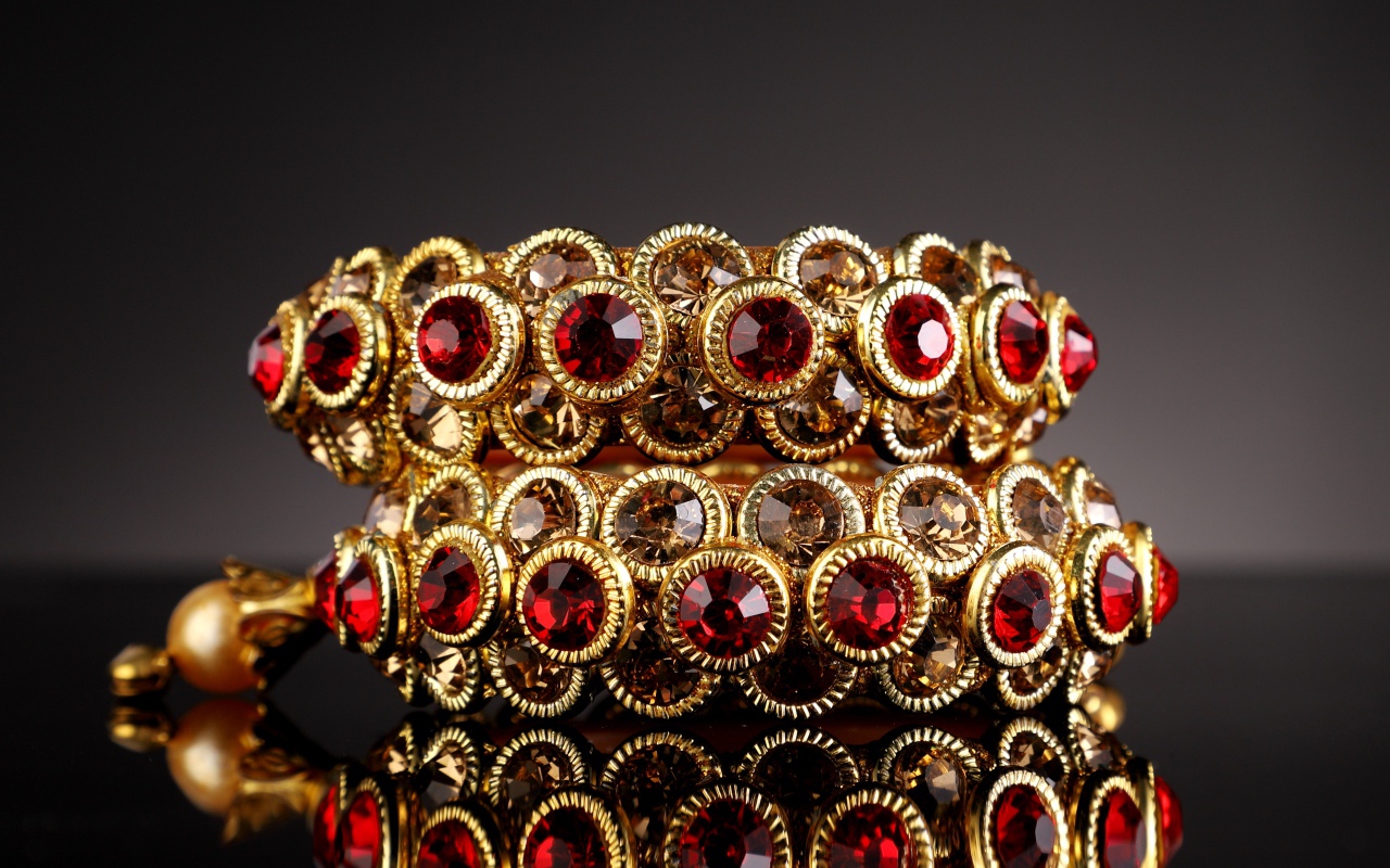 Золотое украшение с красным рубином