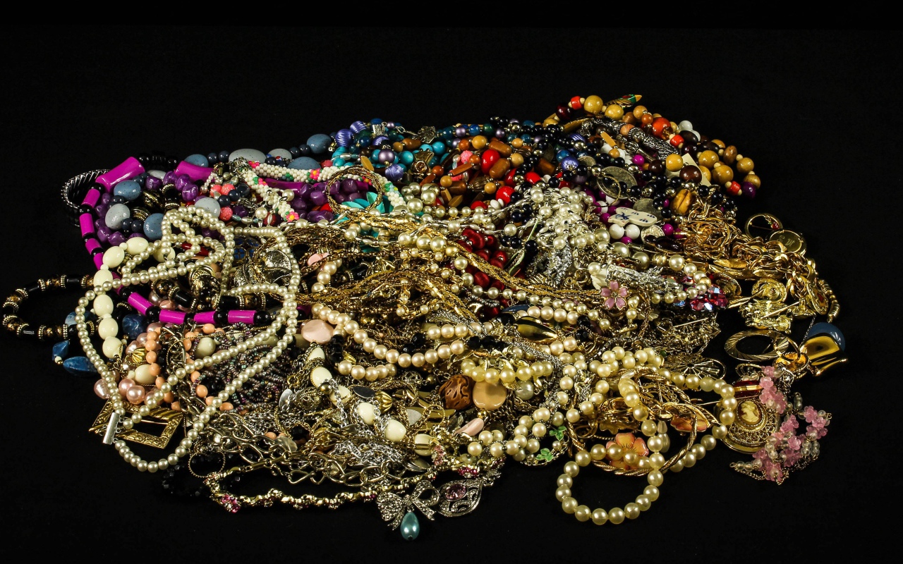 Много драгоценных ювелирных украшений на черном фоне