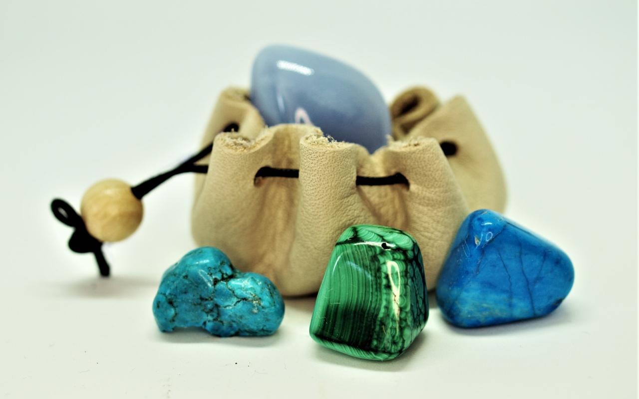 Натуральные камни бирюза на белом фоне