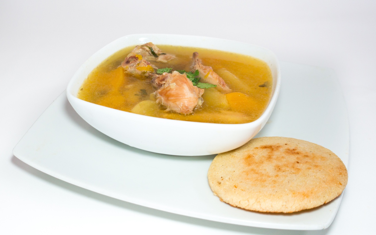 Куриный суп с лепешкой на столе