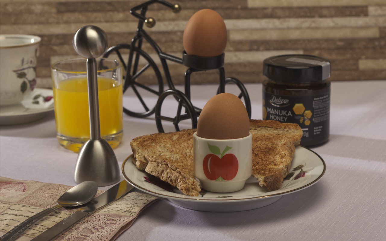 Яйца и хлеб с соком на завтрак 