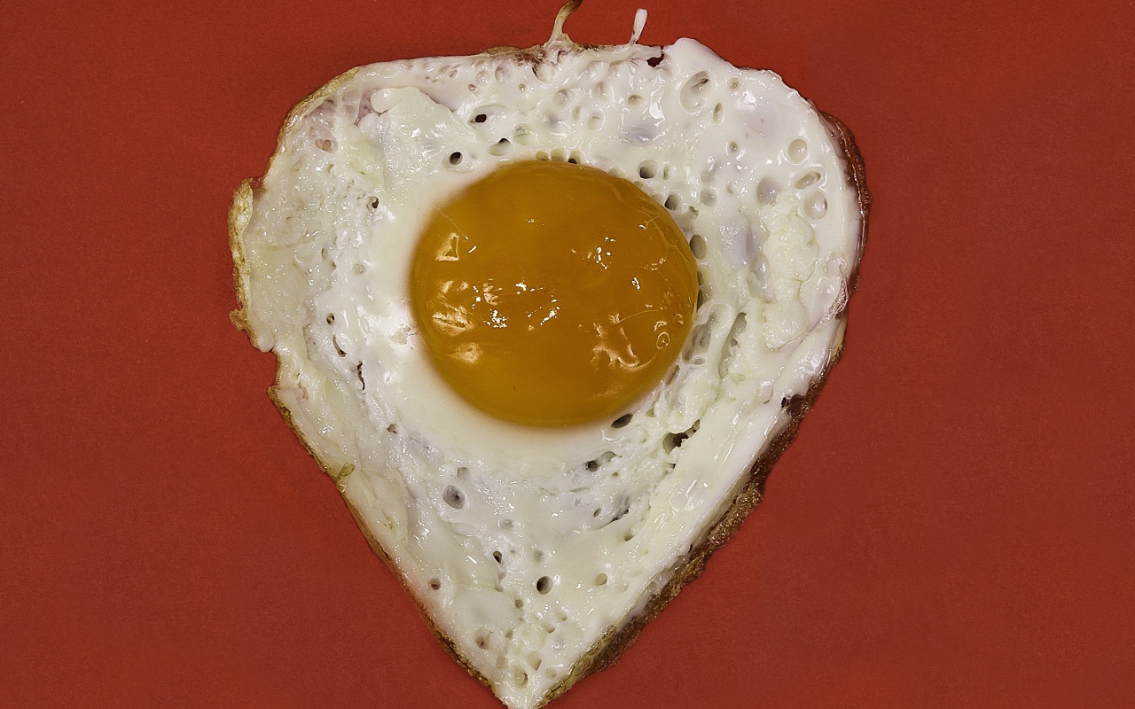 Яичница глазунья на красном фоне