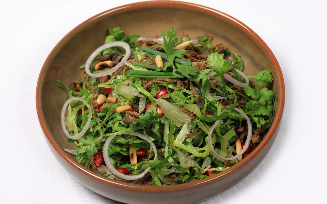 Салат из зелени с мясом на сером фоне