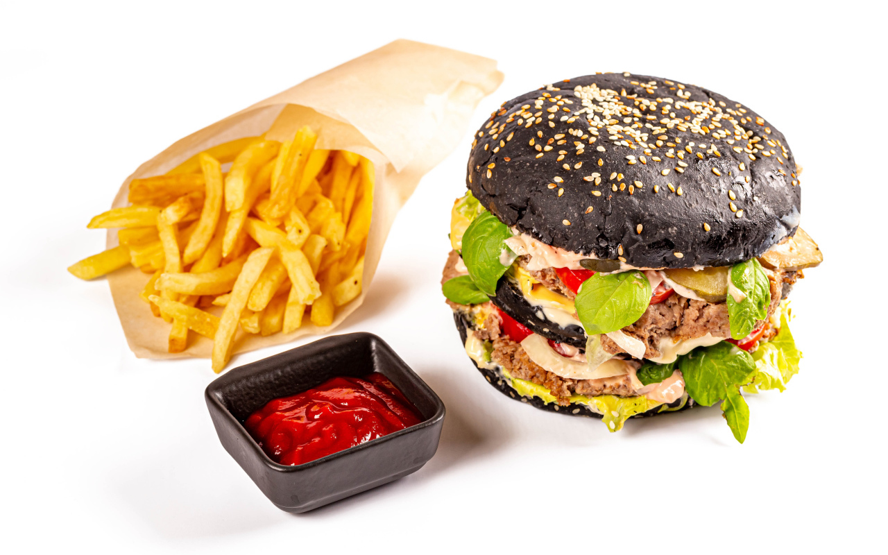 Гамбургер с картофелем фри и кетчупом на белом фоне