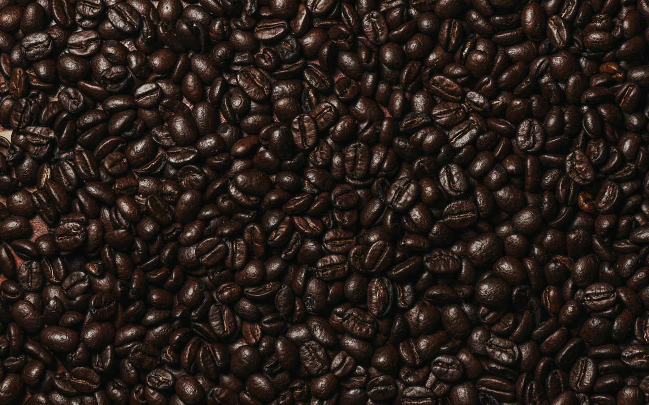 Много ароматных жареных зерен кофе крупным планом 
