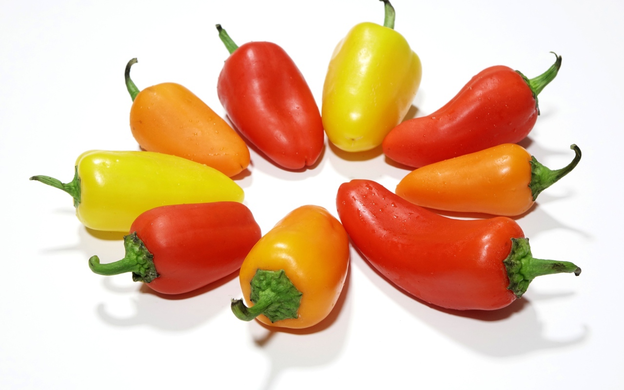 Разноцветный болгарский перец на белом фоне 
