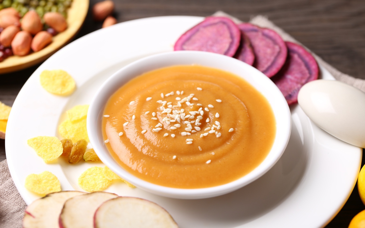 Гороховое пюре в белой тарелке с овощами