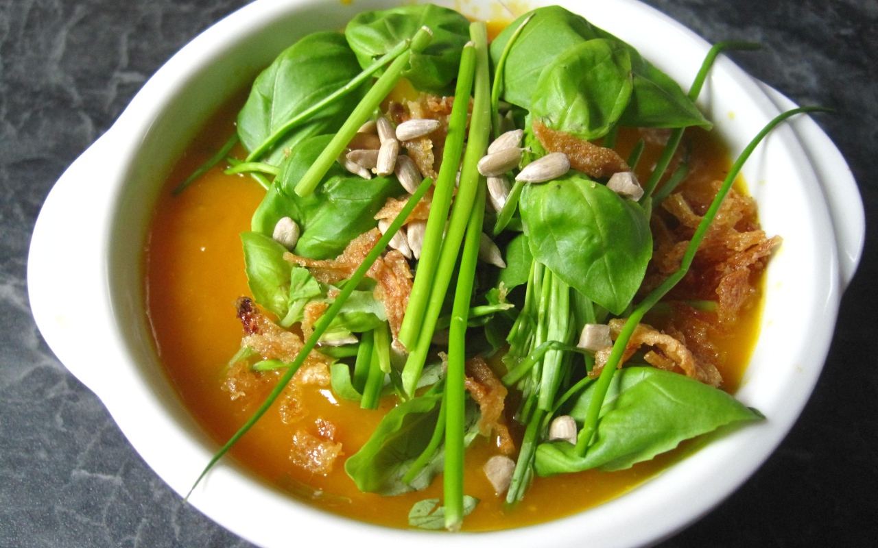 Тыквенный суп с зеленью в белой тарелке