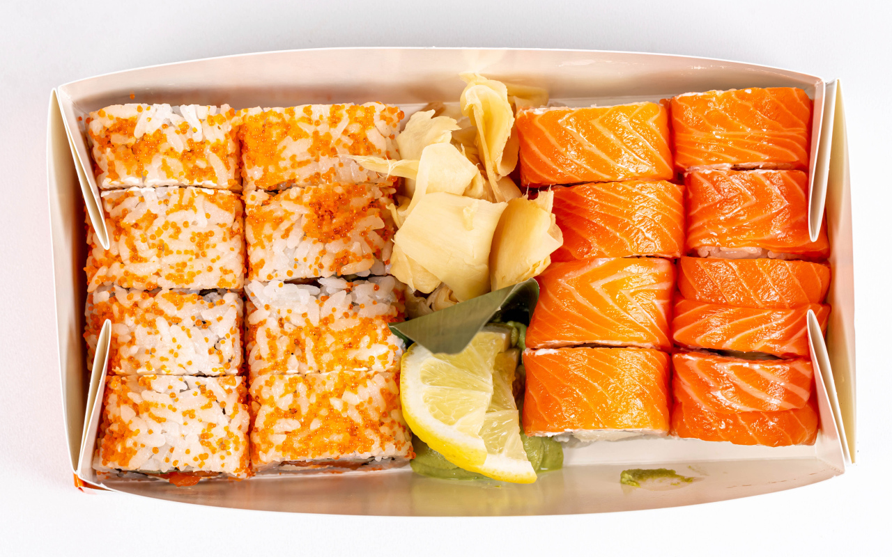 Роллы с имбирем и лимоном в лотке