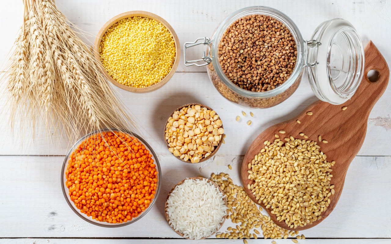 Разные крупы на столе с колосьями 