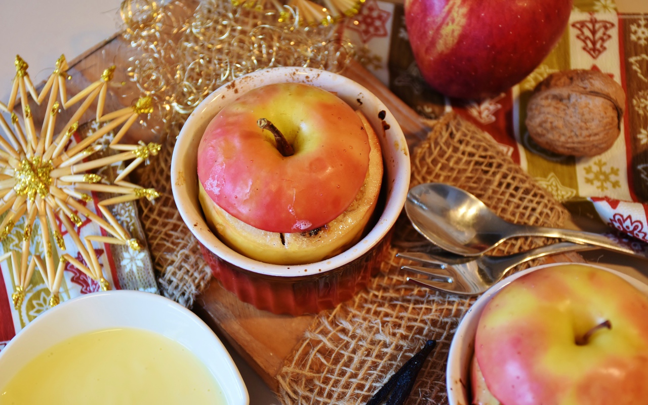 Запеченные яблоки на столе 