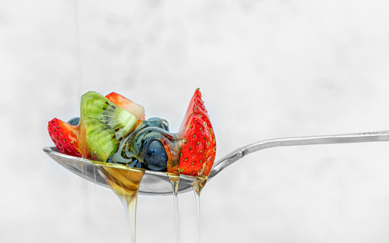 Ягоды в меде на ложке 