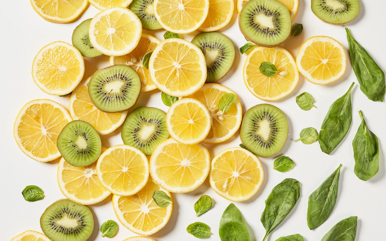 Кружочки лимона и киви на белом фоне