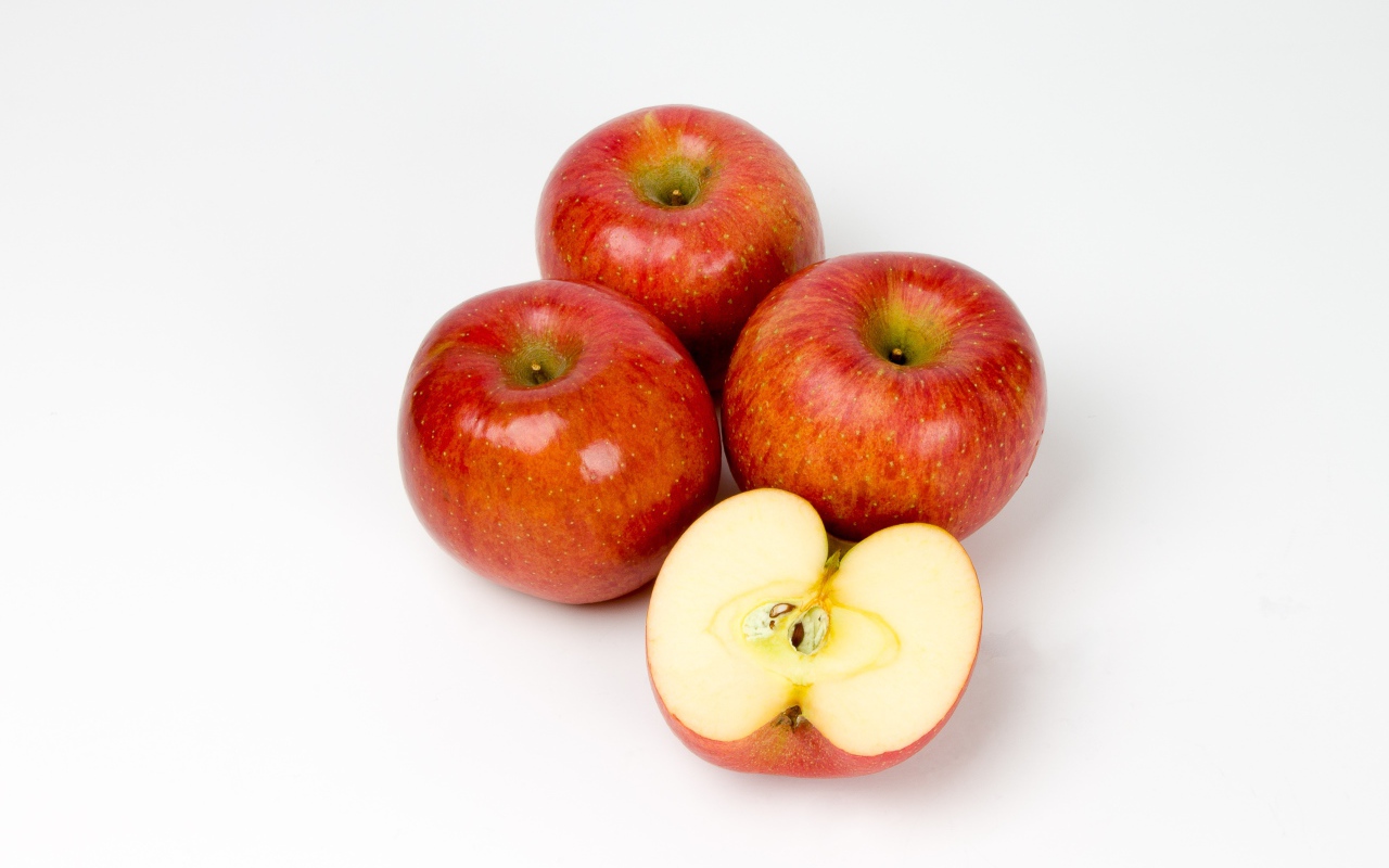 Спелые красные яблоки на сером фоне